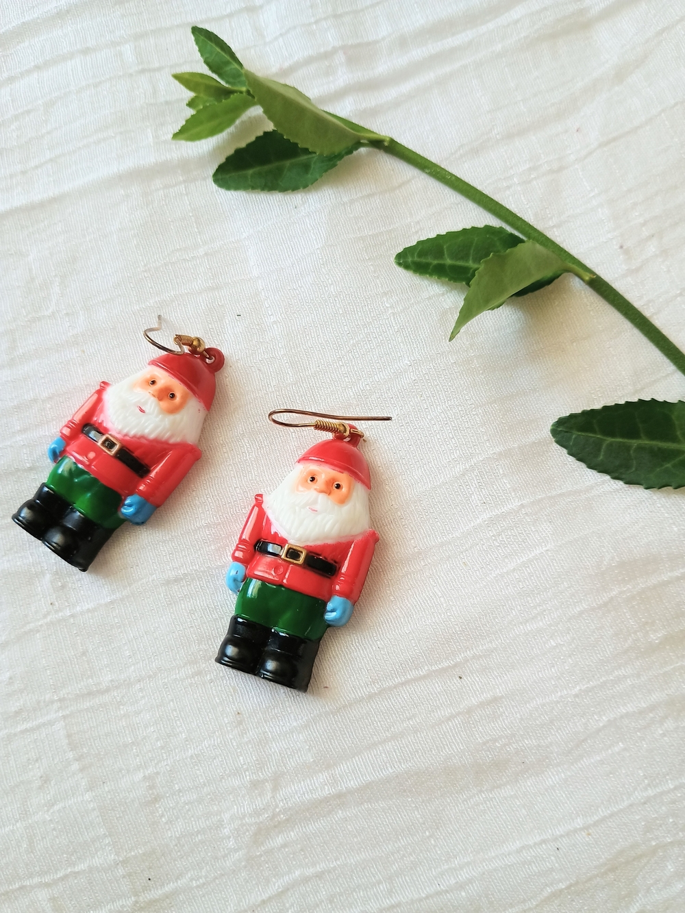 🤍 CHRISTMAS CORE 🤍 VTG Kitschy Hard Plastic Santa Claus Earrings, Eclectic Gpa